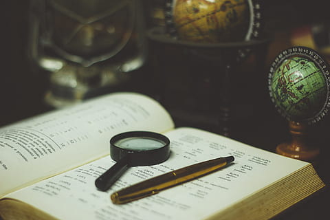 nero, ingrandimento, bicchiere, bianca, libro, lettura, apprendimento, studia, formazione scolastica, penna, lente d'ingrandimento, globo, atlante, mappe, navigazione, carta, tavolo, natura morta, nessuno, avvicinamento, in casa, pubblicazione, vista dall'alto, concentrarsi sulle conoscenze acquisite, testo, messa a fuoco selettiva, gruppo di oggetti, spartito, documento, attività commerciale, cibo e bevande, tazza, comunicazione, piccolo gruppo di oggetti, 5K, CC0, dominio pubblico, privo di copyright