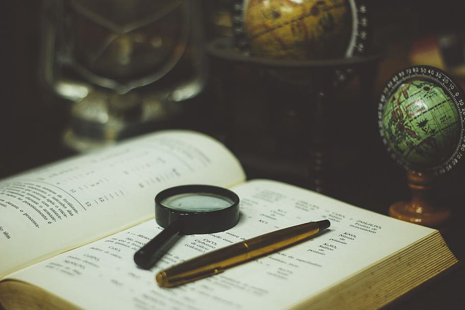 negre, magnificació, vidre, blanc, llibre, lectura, aprenentatge, estudiar, educació, bolígraf, lupa, globus, atles, mapes, navegació, paper, taula, natura morta, cap gent, primer pla, a l'interior, publicació, vista d’angle alt, centrar-se en primer pla, text, enfocament selectiu, grup d'objectes, partitures, document, negocis, menjar i beguda, tassa, comunicació, petit grup d'objectes, 5K