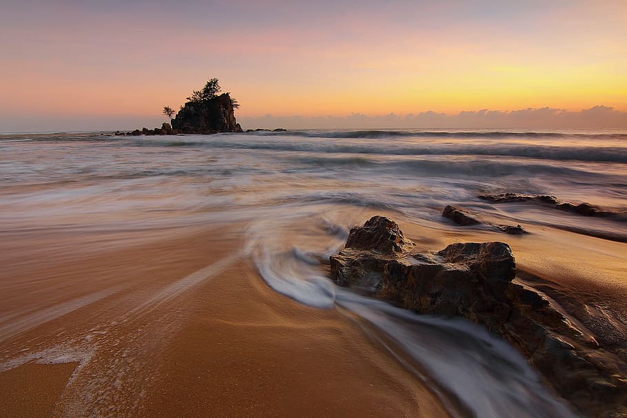 fotografia de timelapse, platja, illa de pedra, paisatges marins, moviment, oceà, onada, mar, posta de sol, naturalesa, a l'aire lliure, cel, vespre, escenics, cap gent, destinacions de viatge, aigua, terra, bellesa a la natura, escenics - natura, rock, exposició llarga, sòlid, rock - object, moviment borrós, horitzó sobre l’aigua, paisatge marí, tranquil·litat, esport, cel romàntic, 1080P