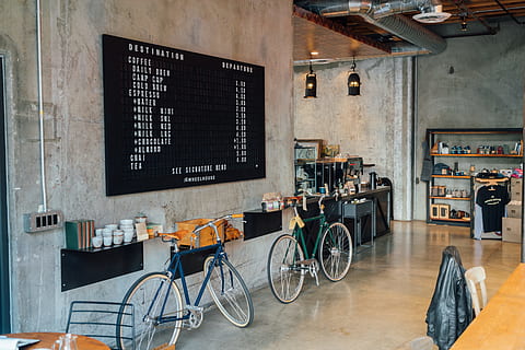 dos, bicicletes, aparcat, al costat, paret, endins, habitació, verd, blau, rack de paret, edifici, timoner, cafè, a l'interior, indústria, dia, cap gent, taller de reparacions, bicicleta, cafeteria, transport, pissarra, negocis, comunicació, negoci petit, taula, manera de transport, restaurant, botiga, menjar i beguda, text, arquitectura, vidre - material, seient, menú, 8K, CC0, domini públic, lliure de regalies