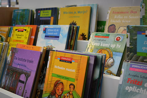 Bücher, Bibliothek, lesen, Text, Kommunikation, drinnen, westliche Schrift, Geschäft, Skript, keine Leute, Verkauf, Nahansicht, Variation, menschliche Darstellung, Wahl, nicht-westliche Schrift, Poster, Finanzen, zu verkaufen, Maschinen, Fahrkarte, Stillleben, Wirtschaft, 5K, CC0, gemeinfrei, lizenzfrei