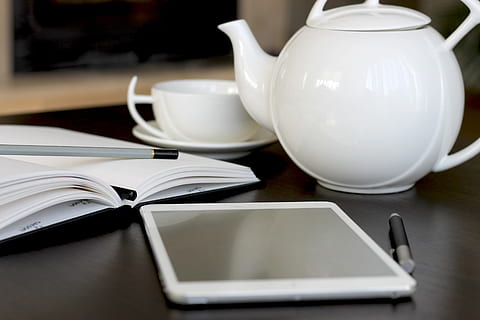 Foto, Weiß, Tablette, Eingabestift, Teekanne, Büro, ipad, Notizblock, Arbeit, Schreibtisch, Tee, Tabelle, drinnen, Tasse, keine Leute, Becher, weiße Farbe, Stillleben, Nahansicht, Veröffentlichung, Essen und Trinken, Getränk, Buch, selektiver Fokus, Teetasse, Kommunikation, Geschirr, heisses Getränk, Papier-, Kaffeetasse, Fokus auf den Vordergrund, Rahmen, 4K, CC0, gemeinfrei, lizenzfrei