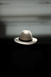floater, drijvend, grijs, fedora hoed, hoed, mode, persoonlijk accessoire, elegantie, fedora, kleding, zwarte achtergrond, geen mensen, binnenshuis, detailopname, dag, focus op de voorgrond, verlichtingsapparatuur, verlicht, elektrische lamp, enkel object, stilleven, muur - bouwfunctie, huiskamer, selectieve aandacht, donker, witte kleur, kunst cultuur en entertainment, ingebouwde structuur, donkere kamer, 5K, CC0, publiek domein, royaltyvrij