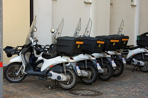 rol, Italia, pos, roller pos, tukang pos, kendaraan roda dua, sepeda motor, sepeda, roda, tua, kendaraan, skuter motor, liburan, waktu luang, perjalanan, dalam, siang hari, angkutan, tidak ada orang, moda transportasi, perlengkapan sekolah, kendaraan darat, skuter, jalan, Arsitektur, hari, kota, di luar rumah, ketiadaan, fitur dinding - bangunan, struktur yang dibangun, bangunan, tampilan samping, parkir, eksterior bangunan, 4K, CC0, domain publik, bebas royalti