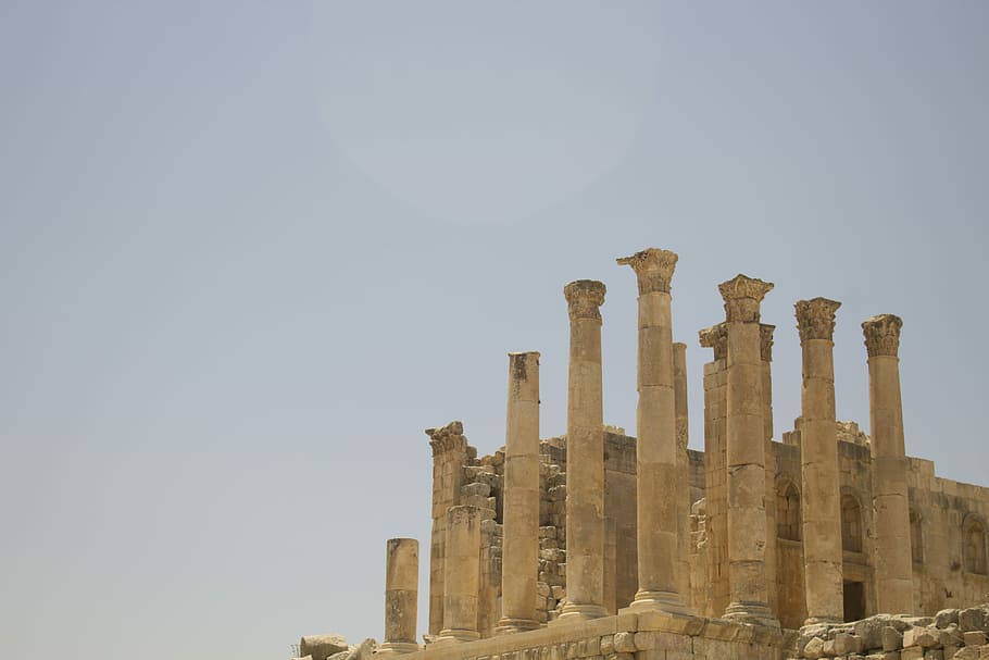panteó, Grècia, beix, pintat, edifici emblemàtic, vell, antic, ruïna, columna, edifici, exterior, pedra, arquitectura, roman, jerash, fora, història, el passat, cel, antiga ruïna, estructura construïda, civilització antiga, viatjar, columna arquitectònica, destinacions de viatge, religió, cel clar, naturalesa, lloc de culte, cap gent, turisme, còpia espai, exterior de l'edifici, arqueologia, a l'aire lliure, arruïnat, 5K
