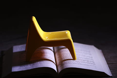 cadira, llibre, groc, lectura, petit, educació, aprenentatge, tir de l'estudi, periòdic, negocis, a l'interior, publicació, paper, natura morta, obert, primer pla, gent, literatura, saviesa, pàgina, experiència, taula, centrar-se en primer pla, activitat, llibre de tapa dura, estudiar, 5K, CC0, domini públic, lliure de regalies