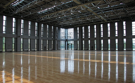 Stadion, Licht, hell, drinnen, die Architektur, leeren, Warenhaus, gebaute Struktur, Bodenbelag, keine Leute, Industrie, Baugewerbe, Gang, Innen, Fabrik, Distributionslager, Flugzeughangar, Gebäude, Wohnraum, Reflexion, Fenster, Geschäft, Tag, Metall, modern, Muster, Dach, architektonische Säule, Decke, stehlen, Legierung, 4K, CC0, gemeinfrei, lizenzfrei