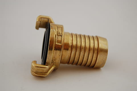 geka, plug, messing, enkel object, studio opname, binnenshuis, detailopname, metaal, geen mensen, witte achtergrond, stilleven, hout - materiaal, kopie ruimte, uitknippen, uitrusting, verbinding, veiligheid, door de mens gemaakt, goudkleurig, patroon, tafel, bescherming, door de mens gemaakt object, 2K, CC0, publiek domein, royaltyvrij
