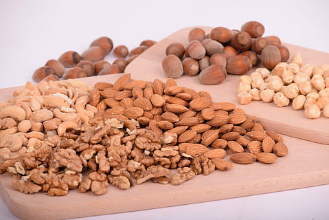 beaucoup d'amandes, la graine, aliments, lot, rafraîchissement, en bonne santé, écrou, nutrition, régime, céréale, santé, fermer, repas, des noisettes, noix, anacardier, amande, Noisette, Naturel, biologique, en bois, végétalien, en mangeant, végétarien, assiette, collation, Matin, bol, Nourriture et boisson, bien-être, alimentation saine, grand groupe d'objets, fraîcheur, noix - nourriture, personne, à l'intérieur, prise de vue en studio, abondance, fond blanc, marron, noyer, la nourriture végétarienne, suivre un régime, 2K, CC0, domaine public, libre de droits