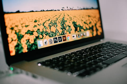 otočil, šedá, přenosný počítač, macbook pro, technologie, počítač, laptop, mac, adobe, Internet, počítačový monitor, počítačová klávesnice, ks, sdělení, uvnitř, bezdrátové technologie, selektivní zaměření, počítačové vybavení, text, detail, nikdo, spojení, klávesnice, západní skript, podnikání, Černá barva, číslo, počítačová síť, 4K, CC0, veřejná doména, bez autorských práv