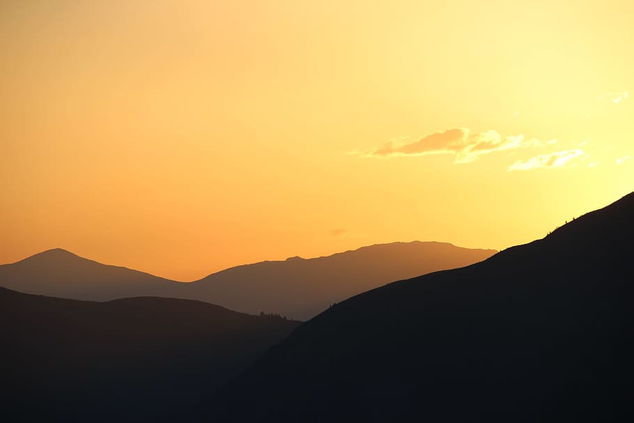 silueta de muntanya, posta de sol, muntanya, cel, vespre, silueta, paisatge, tarda, llum, daurat, alpí, bellesa a la natura, escenics - natura, Serra, medi ambient, tranquil·litat, escena tranquil·la, naturalesa, cap gent, idíl·lic, cel dramàtic, núvol - cel, cim de muntanya, majestuós, color taronja, a l'aire lliure, 5K