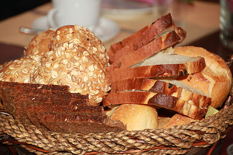 gesäuert, Brote, Korb, Brot, Brotkorb, Frühstück, Brotscheiben, Weißbrotgebäck, Gebäck, knusprig, rollen, Lebensmittel, Backwaren, Vielfalt, backen, essbar, Weltmeister würfelt, Essen, Buffet, speisen, frisch, Ernährung, Körner, Ergänzung, Essen und Trinken, Nahansicht, Frische, drinnen, keine Leute, Fokus auf den Vordergrund, gebacken, Stillleben, Scheibe, ein Leib Brot, Wohlbefinden, Fleisch, gesundes Essen, Container, fertig für den Verzehr, braun, Genuss, französisches Essen, Vollkornbrot, Diät halten, Snack, Versuchung, 4K, CC0, gemeinfrei, lizenzfrei