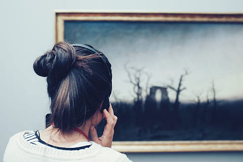 Frau, suchen, Malerei, mit, Kopfhörer, gegenüber, Baummalerei, Innerhalb, Zimmer, Nationalgalerie, eine Person, Menschen, Erwachsene, Frauen, Depression - Traurigkeit, Traurigkeit, kaukasischer Abstammung, kopieren sie platz, Rückansicht, Kopfschuss, menschliches Haar, nur eine frau, Porträt, Haar, Fokus auf den Vordergrund, echte Menschen, Frisur, Technologie, Lebensstile, junger Erwachsener, Freizeitbeschäftigung, Taille hoch, Legere Kleidung, halten, Stehen, 4K, CC0, gemeinfrei, lizenzfrei