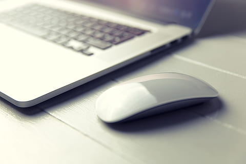 macbook, pro, portable, lumière, blanc, bureau en bois, Macbook Pro, lumière allumée, bois, La technologie, affaires, ordinateur, designer, Bureau, travail, souris d'ordinateur, clavier d'ordinateur, l'Internet, pc, clé d'ordinateur, des ordinateurs, la communication, fermer, personne, Technologie sans fil, équipement informatique, lien, clavier, partie informatique, table, équipement, à l'intérieur, communications globales, ordinateur de bureau, mise au point sélective, Les données, moderne, équipement électrique, 4K
