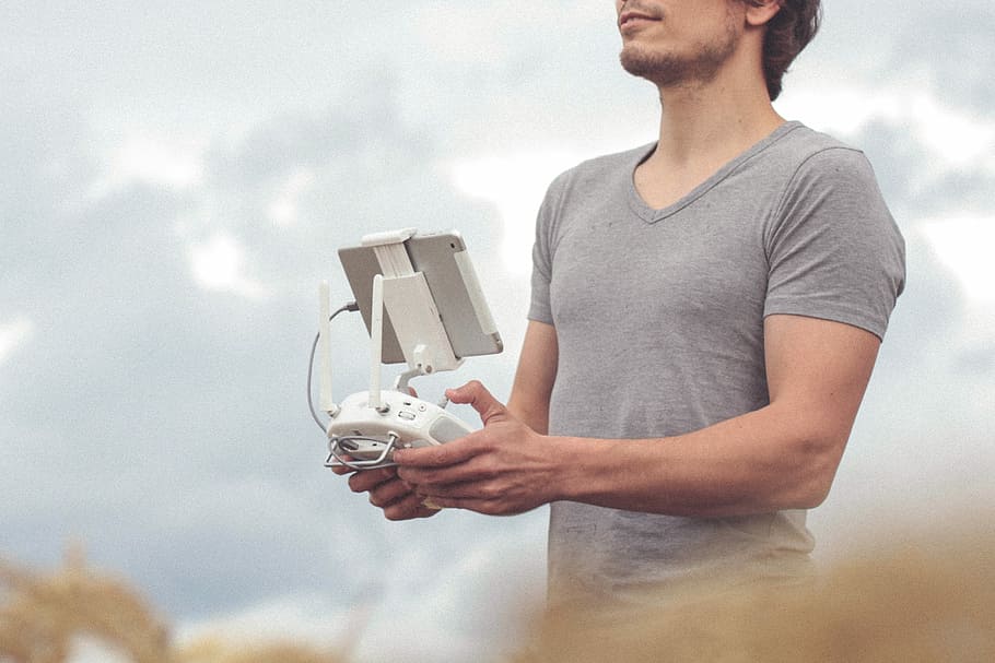 Mann, halten, Weiß, grau, Drohnen-Controller, Quadcopter-Controller, Drohnenausrüstung, Ausrüstung, Fernbedienung, Drohne, Nahansicht, Phantom 4 Pro, Drohnenpilot, Pilot, Phantom 4, männlich, gesichtslos, Technologie, modern, Moderne Technologie, eine Person, Männer, junge Männer, Legere Kleidung, junger Erwachsener, T-Shirt, wolke - himmel, Stehen, Vorderansicht, Lebensstile, Himmel, Erwachsene, Natur, Taille hoch, Männer mittleren Alters, 2K