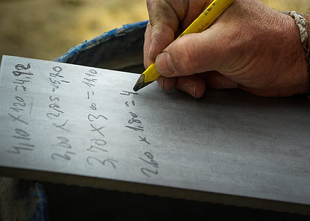 personne tenant un crayon, site, calcul, multiplication, Macon, l'écriture, main, main humaine, texte, papier, une personne, stylo, fermer, éducation, partie du corps humain, en portant, écriture, mathématiques, étudiant, nombre, la communication, lettre, apprentissage, à l'intérieur, message, calculateur, doigt, 2K, CC0, domaine public, libre de droits