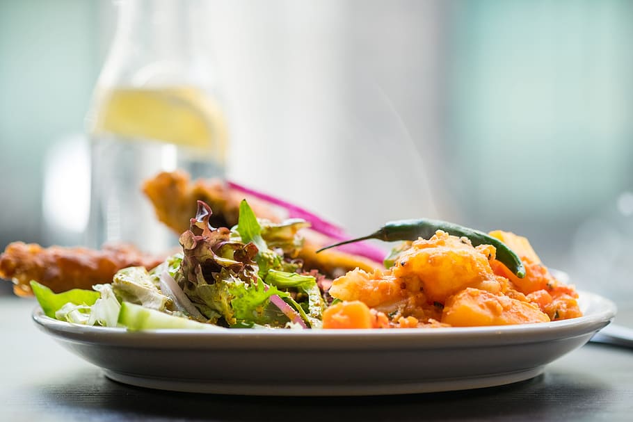 fokus fotografering, grøntsag, frugt parabol, hvid, keramisk, plade, grøntsagssalat, indian, brunch, chili, peber, salat, mad, mad og drikke, selektiv fokusering, klar til at spise, ingen mennesker, fokus på forgrunden, indendørs, farvebillede, gourmet, måltid, sund kost, kød og alternativer, tæt på, friskhed, frugt og grønt, aftensmad, lavede mad, tomat, korn og kornprodukter, frokost, salte sauce, stilleben, studio skud, velvære, skål, bord, kød, rodfrugt, gulerod, 5K