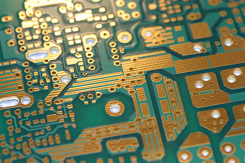 verd, marró, targeta de circuits, circuit, ordinador, placa, tecnologia, indústria electrònica, equips informàtics, marc complet, primer pla, fons, xip d’ordinador, a l'interior, indústria, connexió, enfocament selectiu, cap gent, placa base, part de l’ordinador, comunicació, patró, equipament, vista d’angle alt, complexitat, equipament elèctric, CPU, component elèctric, 2K, CC0, domini públic, lliure de regalies
