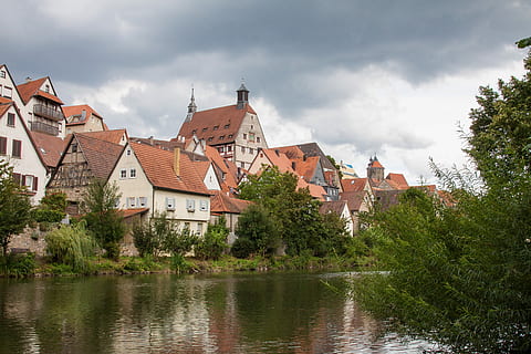 besigheim, staré Město, enz, exteriér budovy, Dům, architektura, mrak - nebe, strom, stavba, budova, voda, rostlina, nebe, rezidenční čtvrti, řeka, město, Příroda, nikdo, nábřeží, střecha, venku, 4K, CC0, veřejná doména, bez autorských práv