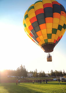 gruppe, mennesker, ser, blimp, grønn, gress, dagtid, gruppe med folk, grønt gress, varmluftsballong, flying, sport, himmel, utendørs, kurv, fritidsaktiviteter, eventyr, moro, luftfartøy, transport, fritidsaktivitet, multi farget, luft, sommer, blå, reise, stor gruppe mennesker, tilfeldige mennesker, aktivitet, ekte folk, felt, natur, land, menn, ballong, anlegg, publikum, i lufta, ballongfestival, 5K, CC0, offentlig domene, opphavsrett gratis