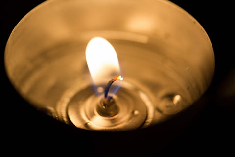 Feuerflamme, Kerze, Flammen, Feuer, Flamme, Lichtanlage, beleuchtet, die Glühbirne, Nacht-, Elektrizität, schwarzer Hintergrund, Verbrennung, Hitze - Temperatur, Feuer - natürliches Phänomen, Nahansicht, drinnen, keine Leute, Licht - natürliches Phänomen, Natur, Studioaufnahme, glühend, dunkel, einzelnes Objekt, selektiver Fokus, Helligkeit, elektrische Lampe, 5K, CC0, gemeinfrei, lizenzfrei