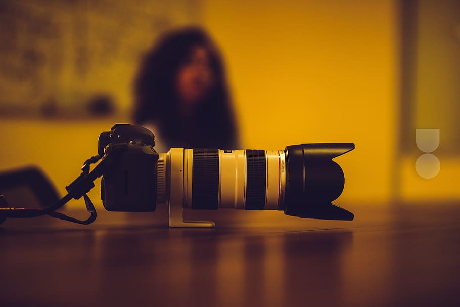 negre, blanc, càmera dslr, tancar, fotografia, càmera, lent de la càmera, lent, macro, marca iii, taula, tecnologia, fusta, una persona, adult, a l'interior, càmera - equip fotogràfic, enfocament selectiu, cultura i entreteniment artístic, temes de fotografia, ocupació, música, reflexió, centrar-se en primer pla, dones, activitat, equip fotogràfic, persones reals, activitat d'oci, càmera digital, vida nocturna, pentinat, 5K