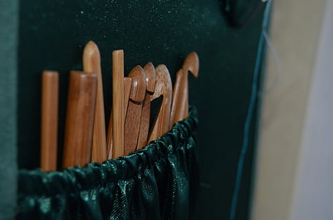 ganci, cucito, passatempo, maglieria, gancio, uncinetto, in casa, nessuno, avvicinamento, giorno, legno - materiale, messa a fuoco selettiva, natura morta, concentrarsi sulle conoscenze acquisite, arte e artigianato, tessile, fianco a fianco, capi di abbigliamento, di fila, sospeso, scelta, grande gruppo di oggetti, mobilia, jeans, 4K, CC0, dominio pubblico, privo di copyright