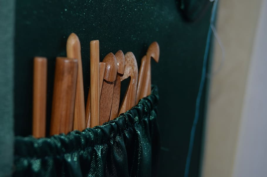 ganci, cucito, passatempo, maglieria, gancio, uncinetto, in casa, nessuno, avvicinamento, giorno, legno - materiale, messa a fuoco selettiva, natura morta, concentrarsi sulle conoscenze acquisite, arte e artigianato, tessile, fianco a fianco, capi di abbigliamento, di fila, sospeso, scelta, grande gruppo di oggetti, mobilia, jeans, 4K