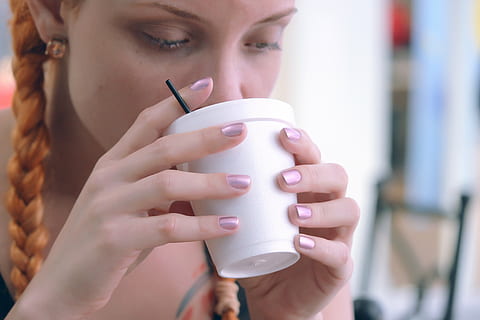 dona bevent, blanc, d'un sol ús, tassa, beure, te, begudes, calenta, estil de vida, cafè, noia, bellesa, noia de bellesa, femella, bella noia, dona, jove, cara, retrat, moda, cabell, model, pell, persona, gent, dones, cafè - beguda, ètnia caucàsica, una persona, menjar i beguda, celebració, adult, primer pla, adult jove, tirada al cap, part del cos humà, mà humana, refresc, centrar-se en primer pla, vista frontal, mà, estalvis, 5K, CC0, domini públic, lliure de regalies