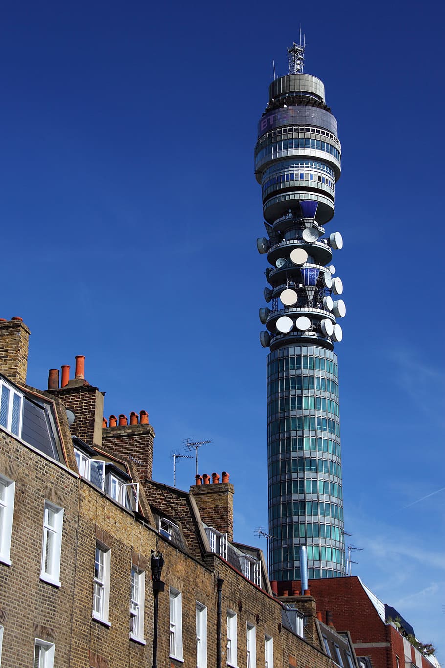 antena, comunicació cel·lular, cel·la, cel·lular, comunicació, connexió, plat, electromagnètic, mòbil, xarxa, telèfon, ràdio, receptor, senyal, tecnologia, telecom, telecomunicacions, torre, transmissió, transmissor, arquitectura, exterior de l'edifici, estructura construïda, destinacions de viatge, ciutat, edifici, cel, vista d’angle baix, alta - alta, naturalesa, cap gent, blau, cel clar, dia, viatjar, a l'aire lliure, finestra, turisme, barri residencial, exterior d’edifici d’oficines, gratacels, apartament, 4K