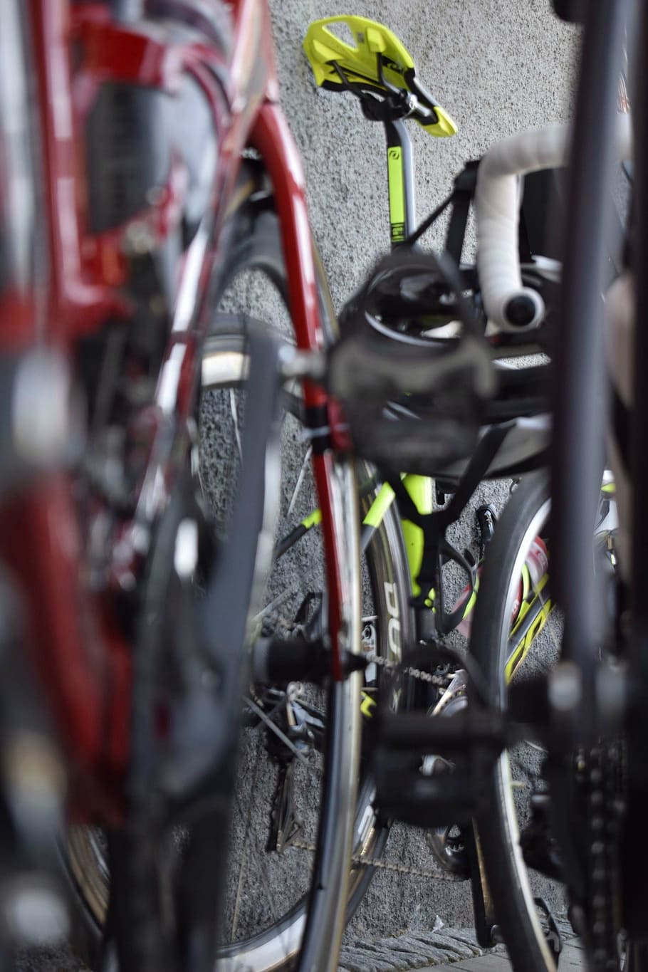 cicle, roda, raigs, rodes de bicicleta, bicicletes, pneumàtics, bicicleta, transport, manera de transport, vehicle terrestre, estacionari, cap gent, enfocament selectiu, ciutat, primer pla, centrar-se en fons, en fila, dia, carrer, aparcament, a l'aire lliure, metall, viatjar, color negre, va parlar, 2K