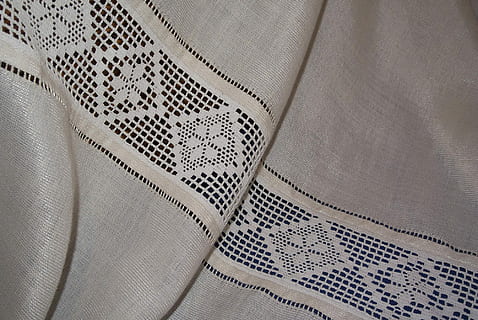 hoeden, threads, het naaien, binnenshuis, kleding stof, geen mensen, detailopname, volledig kader, achtergronden, textiel, patroon, materiaal, getextureerde, kleding, mode, textielindustrie, ontwerp, industrie, rijkdom, stilleven, hoge hoekmening, door de mens gemaakt, witte kleur, luxe, borduurwerk, kledingstuk, 1080P, CC0, publiek domein, royaltyvrij