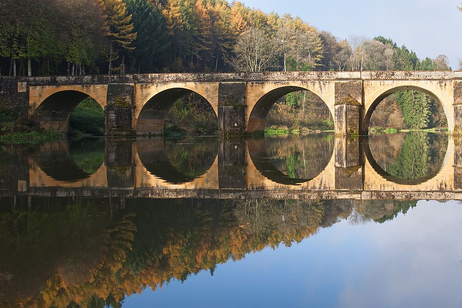Fluss, Brücke, Reflexion, Urlaub, die Architektur, Aussicht, Wasser, Ufergegend, Bogen, gebaute Struktur, Baum, Brücke - künstliche Struktur, Natur, Pflanze, Tag, Verbindung, keine Leute, Bogenbrücke, Symmetrie, Himmel, draußen, reflektierender Pool, gewölbt, 2K