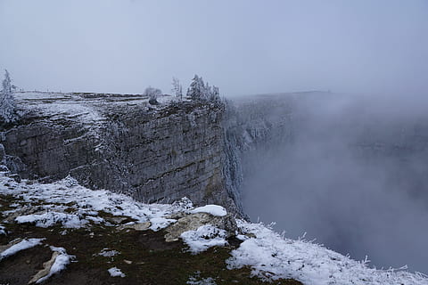 nebbia, inverno, albero, paesaggio, natura, la neve, creux du van, temperatura fredda, bellezza nella natura, scenics - natura, scena tranquilla, la tranquillità, scena non urbana, cielo, giorno, nessuno, acqua, ambiente, montagna, idilliaco, terra, congelato, all'aperto, montagna innevata, potere in natura, 5K, CC0, dominio pubblico, privo di copyright