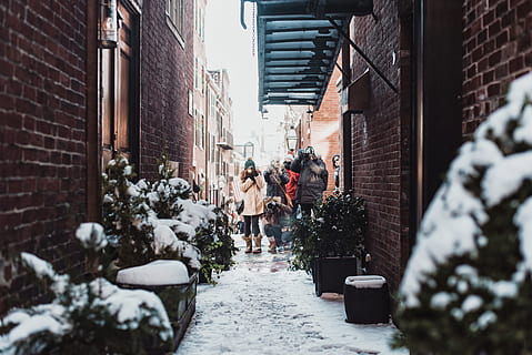 sne, vinter, hvid, kold, vejr, mennesker, kvinde, mand, billede, fotografering, Foto, gade, gyde, arkitektur, kold temperatur, bygning udvendig, gruppe af mennesker, bygget struktur, rigtige mennesker, dag, bygning, natur, herrer, Kvinder, voksen, mursten, sti, by, varme tøj, udendørs, sner, 5K, CC0, offentligt domæne, royaltyfrie