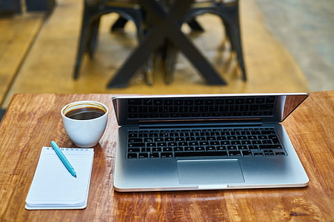 il computer portatile, caffè, computer, il lavoro, lavoro, tastiera, sfondo, avvicinamento, tecnologia, moderno, fotografia, bar, tavolo, cappuccino, Buongiorno, tazza, caffè espresso, tazza di caffè, foto di cibo, bere, nutrizione, scrivere, corso, prendi nota, ristorante, foto, caffeina, bevanda, mattina, cibo, latte macchiato, Marrone, svegliare, prima colazione, penna, taccuino, blu, composizione, Nota, bellissimo, colore, bianca, tecnologia wireless, comunicazione, boccale, cibo e bevande, connessione, in casa, caffè - bevanda, legno - materiale, rinfresco, vista dall'alto, nessuno, attività commerciale, usando il portatile, 5K, CC0, dominio pubblico, privo di copyright