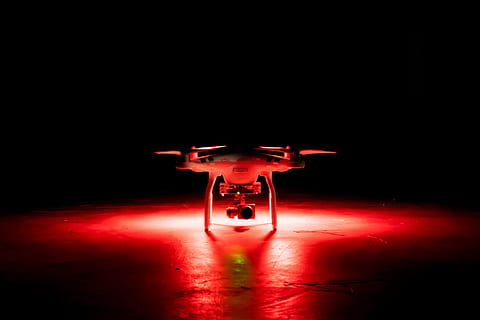 kendaraan drone, kamera, pas, tembakan malam, dengung, kendaraan, teknologi, angkutan, gelap, merah, diterangi, menyoroti, tempat menyala, malam, tidak ada orang, dalam ruangan, menyalin ruang, peralatan penerangan, tembakan studio, fenomena cahaya - alami, objek tunggal, latar belakang hitam, futuristik, fitur dinding - bangunan, jahat, lantai, refleksi, bersinar, ketiadaan, proyeksi, tahap, 4K, CC0, domain publik, bebas royalti