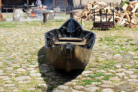 Boot, Baum, alt, Tag, Fokus auf den Vordergrund, keine Leute, Natur, Feld, Sonnenlicht, draußen, Holz - Material, Land, Pflanze, Gras, Metall, Umweltprobleme, Log, solide, Ablehnen, Nahansicht, Stein, verlassen, 5K, CC0, gemeinfrei, lizenzfrei