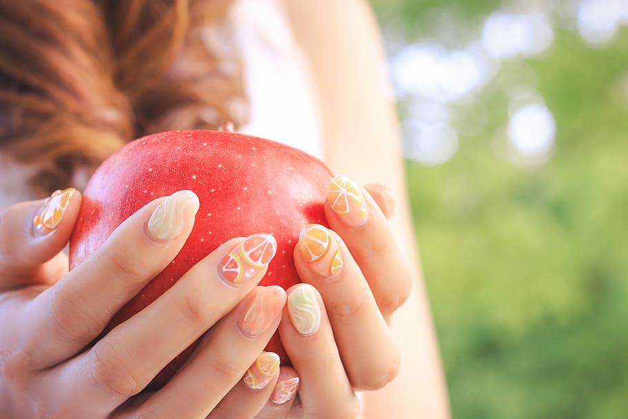 Frau hält Apfel, Frau, Apfel, Obst, halten, draußen, Natur, Frauen, Menschen, Apfel - Frucht, gesundes Essen, Lebensmittel, gesunder Lebensstil, junger Erwachsener, Sommer-, Lebensstile, menschliche Hand, Frische, kaukasischer Abstammung, Schönheit, Erwachsene, eine Person, Nahansicht, wunderschönen, lächelnd, nur eine frau, nur Frauen, rot, menschliches Körperteil, Fokus auf den Vordergrund, Hand, Wohlbefinden, Essen und Trinken, Nagelpolitur, Nagel, Körperteil, schöne Frau, 1080P