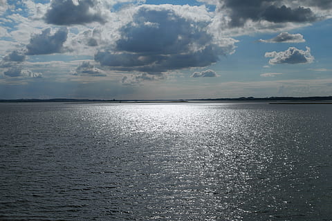 aigua, cel, sol, núvols, Dinamarca, aigua, cel, zelanda, holbæk, blau, reflexió, humor, paisatge, temps, costaner, platja, horitzó, fiord, tranquil·litat, escena tranquil·la, escenics, mar, cap gent, núvol - cel, bellesa a la natura, escenics - natura, davant del mar, naturalesa, horitzó sobre l’aigua, dia, idíl·lic, a l'aire lliure, escena no urbana, paisatge marí, ondulat, 5K, CC0, domini públic, lliure de regalies