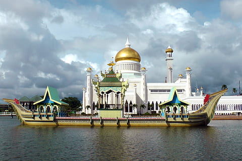 Marrone, verde, barca, nave, giunca, moschea, Saifuddin, brunei, architettura, struttura costruita, religione, cielo, esterno dell'edificio, nuvola - cielo, destinazioni di viaggio, acqua, cupola, credenza, viaggio, natura, spiritualità, luogo di culto, turismo, città, color oro, persone accessorie, all'aperto, governo, 4K, CC0, dominio pubblico, privo di copyright