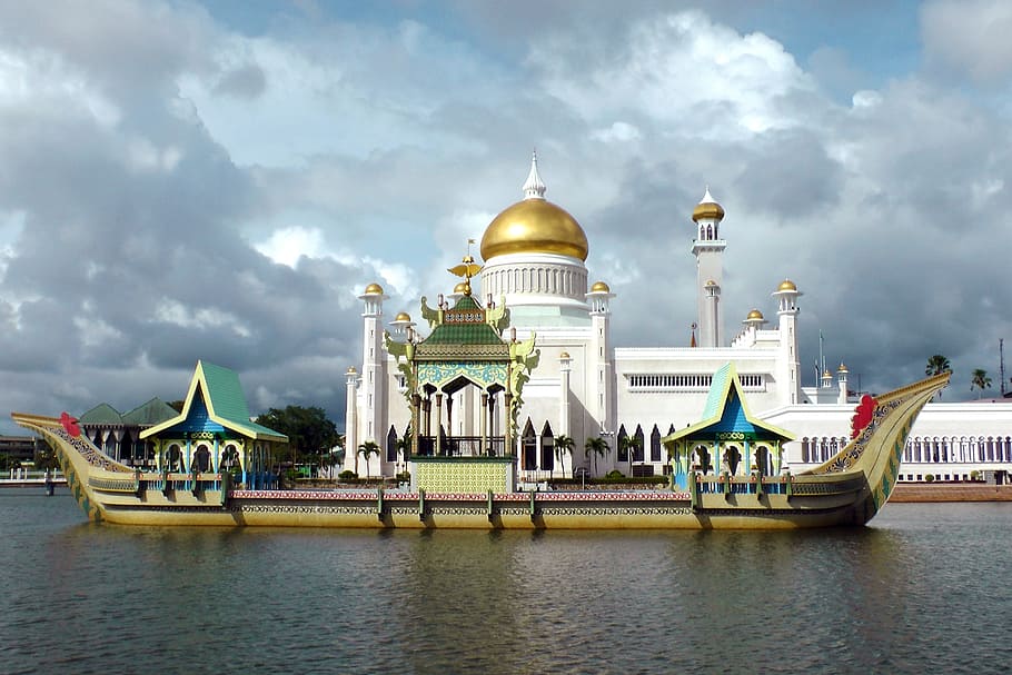 Marrone, verde, barca, nave, giunca, moschea, Saifuddin, brunei, architettura, struttura costruita, religione, cielo, esterno dell'edificio, nuvola - cielo, destinazioni di viaggio, acqua, cupola, credenza, viaggio, natura, spiritualità, luogo di culto, turismo, città, color oro, persone accessorie, all'aperto, governo, 4K