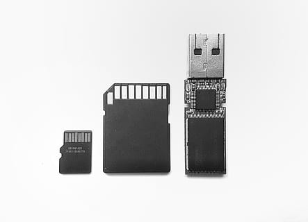 accesorio, fondo, apoyo, negro, chip, de cerca, computadora, conexión, una copia de, datos, dispositivo, digital, disco, electrónico, equipo, expediente, carpeta, cuaderno, macro, memoria, metal, objeto, bolígrafo, el plastico, jugar, enchufe, bolsillo, portátil, desmontable, salvar, seguridad, software, tecnología, separar, Fondo blanco, adentro, foto de estudio, nadie, naturaleza muerta, arreglo, equipo de computadora, oficina, tecnología inalámbrica, comunicación, de color negro, grupo de objetos, cable USB, copia espacio, parte de la computadora, llave de computadora, accesorio personal, 2K, CC0, dominio público, libre de derechos