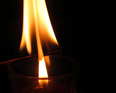 api, pertandingan, malam, pembakaran, suhu panas, latar belakang hitam, api - fenomena alam, tidak ada orang, dalam ruangan, merapatkan, bersinar, alam, diterangi, menyalin ruang, lilin, tembakan studio, warna oranye, gelap, peralatan penerangan, kaca, objek tunggal, batang korek api, terang, terang benderang, lampu listrik, 2K, CC0, domain publik, bebas royalti