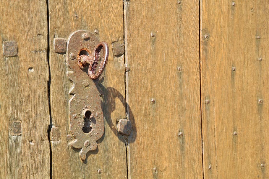 bloqueig de porta oxidat, rovellat, porta, bloqueig, pany, clau, castell, seguretat, metall, tancar, clau de la porta, secret, accés, a prop de, maquinari de porta, ferro, inoxidable, pany de ferro, maquillatge, ajustament, porta de fusta, antiguitat, vell, forat clau, gra, descobrir, bloqueja a, material de fusta, primer pla, cap gent, marc complet, textura, entrada, fons, protecció, marró, fusta, dia, resistent, gestionar, ungles, gra de fusta, efecte texturat, 4K
