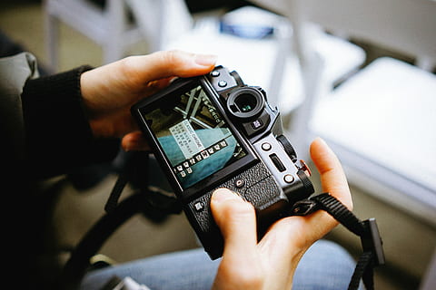 persona, celebració, negre, exploració dslr de la càmera, configuració, selectiu, focus, càmera, mà, pantalla, xt20, fuji, part del cos humà, mà humana, una persona, tecnologia, primer pla, temes de fotografia, comunicació, connexió, càmera - equip fotogràfic, centrar-se en primer pla, tecnologia sense fils, adult, part del cos, homes, transport, dispositiu d’informació portàtil, a l'interior, càmera digital, dit, 5K, CC0, domini públic, lliure de regalies
