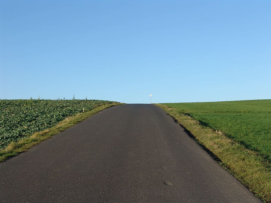 res, perspectiva, lluny, el, carril, naturalesa, carretera, cel, escena rural, blau, paisatge, herba, camp, a l'aire lliure, color verd, cap gent, estiu, escena no urbana, escenics, horitzó sobre la terra, prat, horitzó, agricultura, perspectiva decreixent, cel clar, direcció, el camí a seguir, còpia espai, terra, tranquil·litat, escena tranquil·la, transport, medi ambient, punt de fuga, bellesa a la natura, recta, 720P