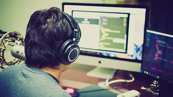 homme, portant, noir, écouteurs, de face, ordinateur, la programmation, code, imac, programmation informatique, utilisateur de l'ordinateur, lance, codage, arrière-plan créatif, moniteur d'ordinateur, développement, l'Internet, La technologie, photo du visage, vue arrière, écran de l'appareil, à l'intérieur, une personne, personnes, partie du corps humain, équipement informatique, portrait, Hommes, en utilisant l'ordinateur, travail, adulte, la communication, Vrais gens, lien, la musique, Occupation, Vêtements décontractés, casque, écran plat, 5K, CC0, domaine public, libre de droits