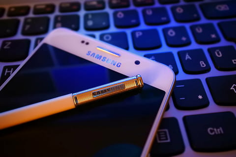 Handy, Kommunikation, Computer, Elektronik, Ausrüstung, Gadgets, Tastatur, Laptop, modern, Stift, Telefon, Samsung, Bildschirm, Smartphone, Technologie, Art, Computer Tastatur, Internet, Geschäft, pc, kabellose Technologie, Computerausrüstung, Verbindung, Computerteil, Computerschlüssel, Nahansicht, Computernetzwerk, keine Leute, Text, selektiver Fokus, drinnen, tragbares Informationsgerät, lila, globale Kommunikation, 4K, CC0, gemeinfrei, lizenzfrei