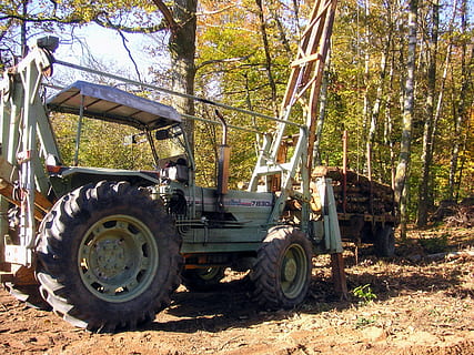 traktor tua, logging, kayu, hutan, izin, pohon, tanaman hijau, vegetasi, di luar, moda transportasi, angkutan, kendaraan darat, tanah, hari, menanam, sinar matahari, alam, tidak ada orang, bidang, mesin, ditinggalkan, perlengkapan sekolah, di luar rumah, mesin pertanian, peralatan pertanian, usang, traktor, roda, 2K, CC0, domain publik, bebas royalti